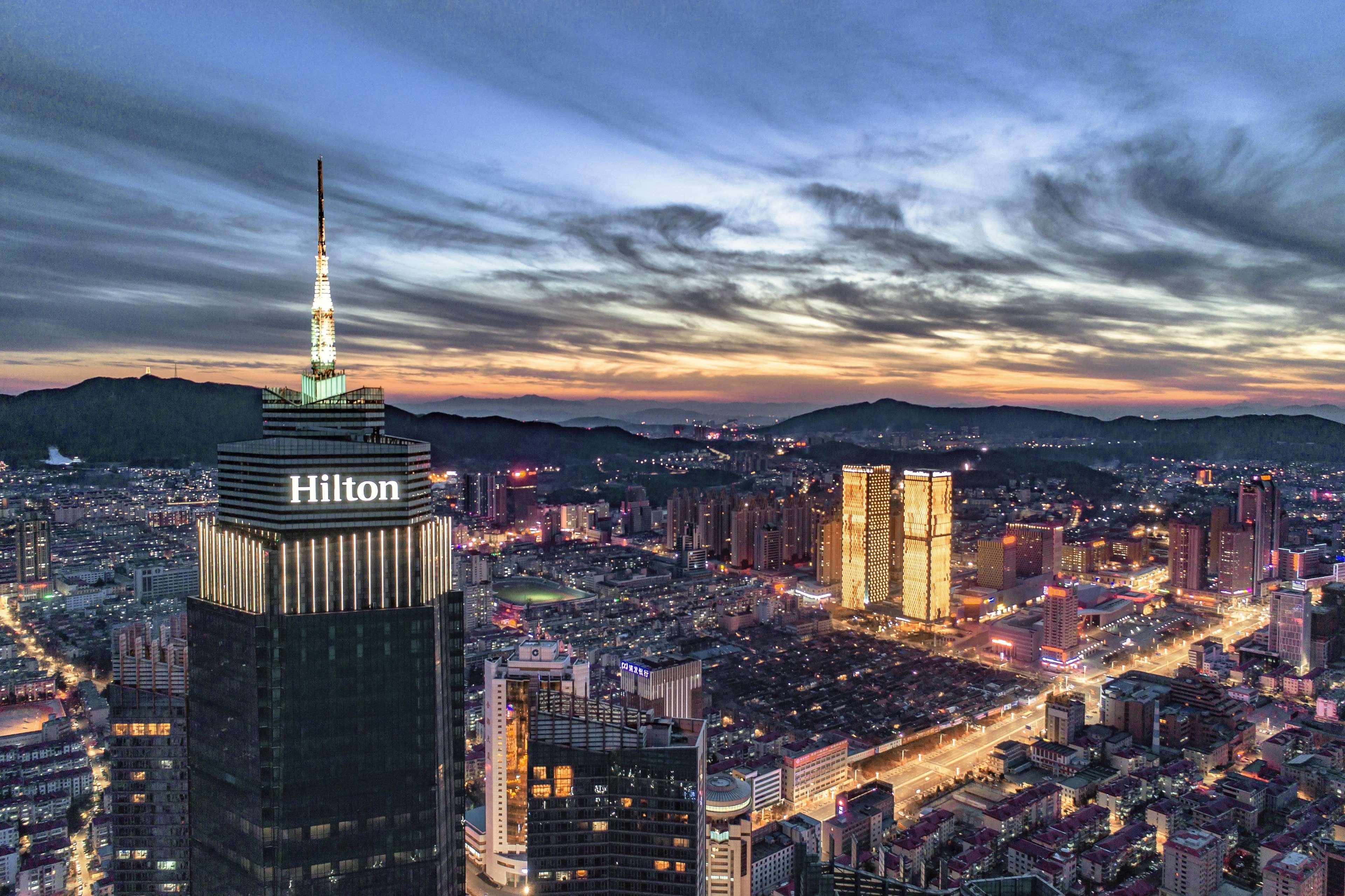 ホテル ヒルトン ヤンタイ 煙台市 エクステリア 写真